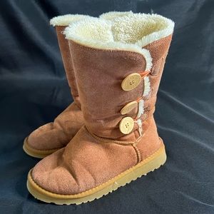 Classic Women’s UGGs, tan bailey button triplet, size 8